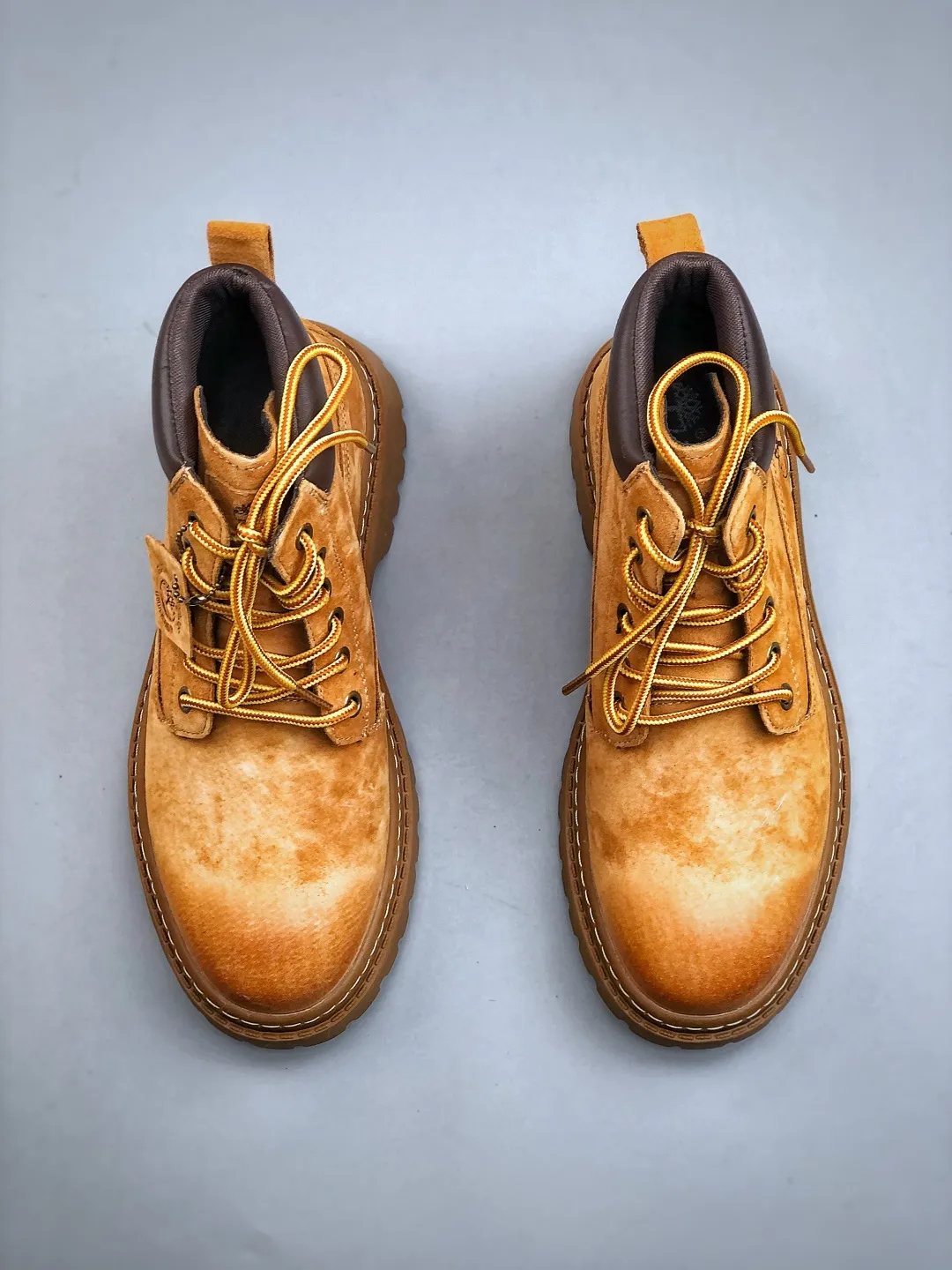 Local self-pickup💰560 Support store release New arrivals🚀Timberland Timberland outdoor mid-top casual rhubarb boots series Guangdong factory quality Original box original packaging The fabric is made of Italian 🇮🇹 top-grade frosted fine-grained cowhide with anti-odor and anti-corrosion genuine leather latex insoles to give you a perfect wearing experience High-quality and durable, a must-have for sportsmen Specially designed to treat those who are not handsome High-quality feet feel first-class Size: 38-44 (leather shoe size)
